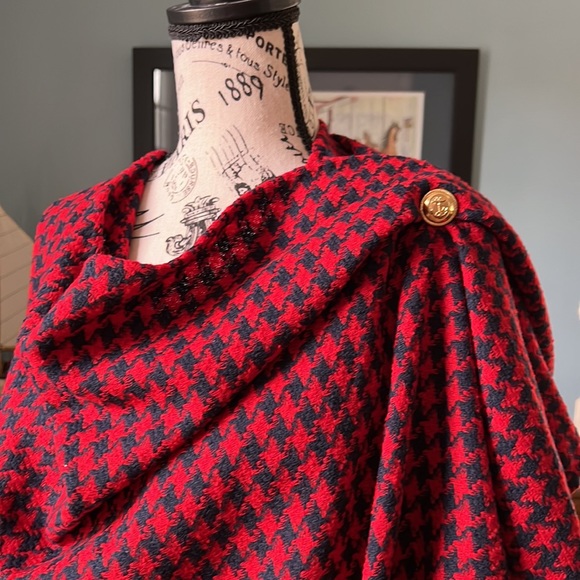 Wrap Shawl Red and Navy Houndstooth with Gold Button - Picture 4 of 6